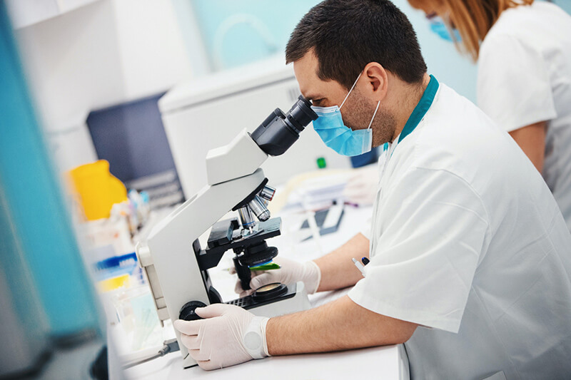 Technicien de Laboratoire Médical et Aide-Pharmacien